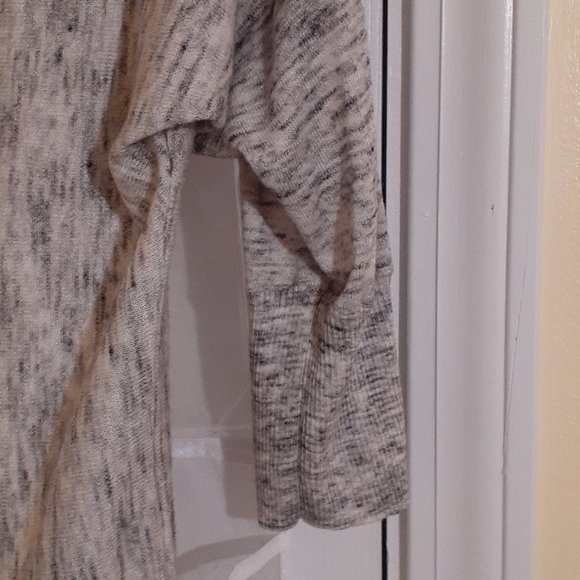 Classy top from anthropology - Picture 2 of 2